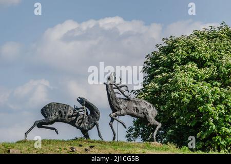 Petrovaradin, Serbien - Juli 17. 2019: Skulptur `Hirsch-Kampf` das Werk des Bildhauers Jovan Soldatovic. Redaktionelles Bild. Stockfoto